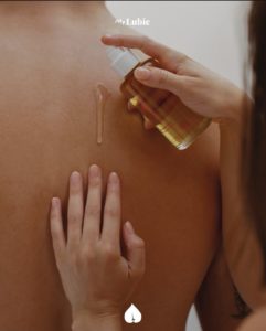 Une femme m'est de l'huile de massage sur le dos d'un homme